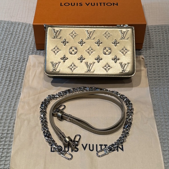 Louis Vuitton Lexington Pouch Debossed Monogram RARE with 2 Detachable Straps - Picture 13 of 14
